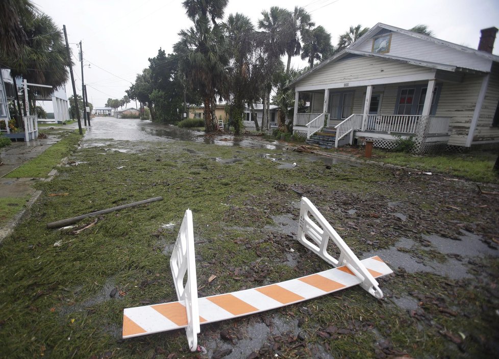 Kvůli hurikánu Hermine je 70 000 domů na Floridě bez elektřiny.