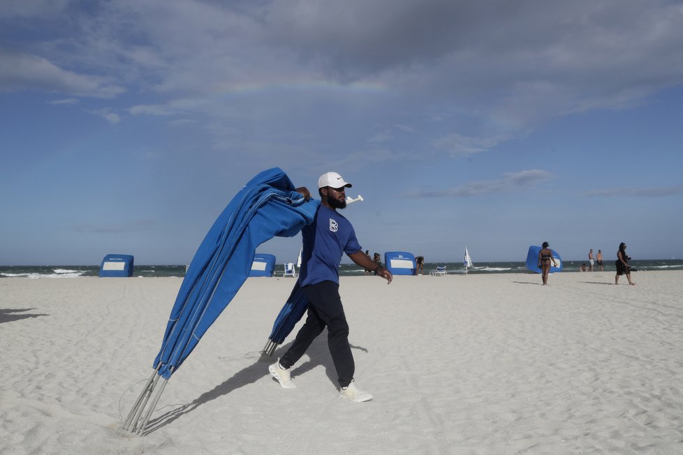 Na Floridu se řítí hurikán Isaias, úřady zavírají pláže (1.8.2020)