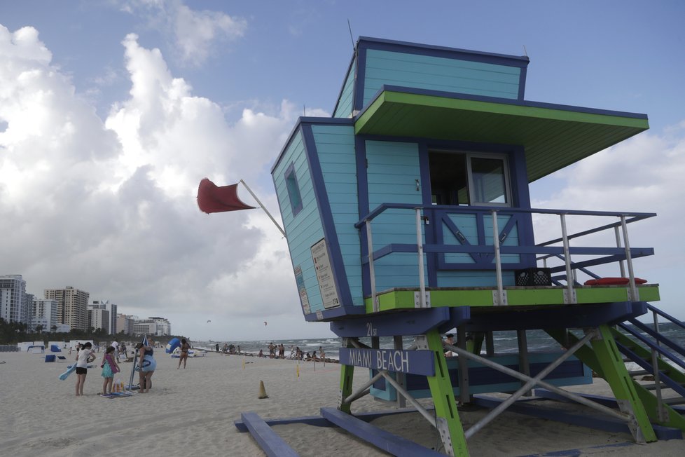 Na Floridu se řítí hurikán Isaias, úřady zavírají pláže (1.8.2020)