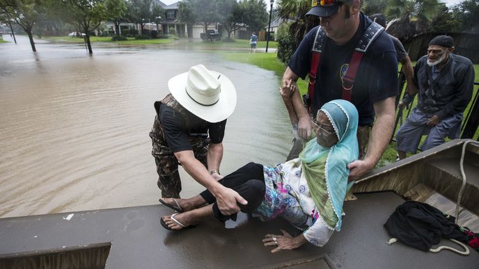 Úřady v Houstonu v Texasu přijaly přes 6000 tísňových volání a před hurikánem zachránily již přes 1000 lidí