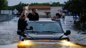 Úřady v Houstonu v Texasu přijaly přes 6000 tísňových volání a před hurikánem zachránily již přes 1000 lidí