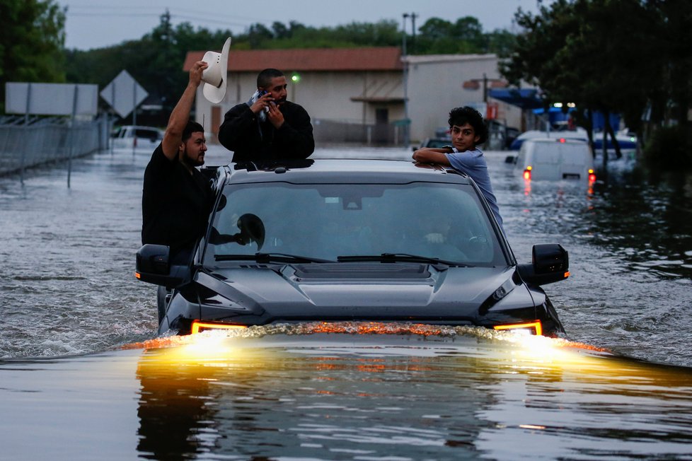 Úřady v Houstonu v Texasu přijaly přes 6000 tísňových volání a před hurikánem zachránily již přes 1000 lidí.