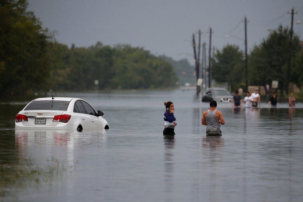 Úřady v Houstonu v Texasu přijaly přes 6 000 tísňových volání a před hurikánem zachránily již přes 1000 lidí.