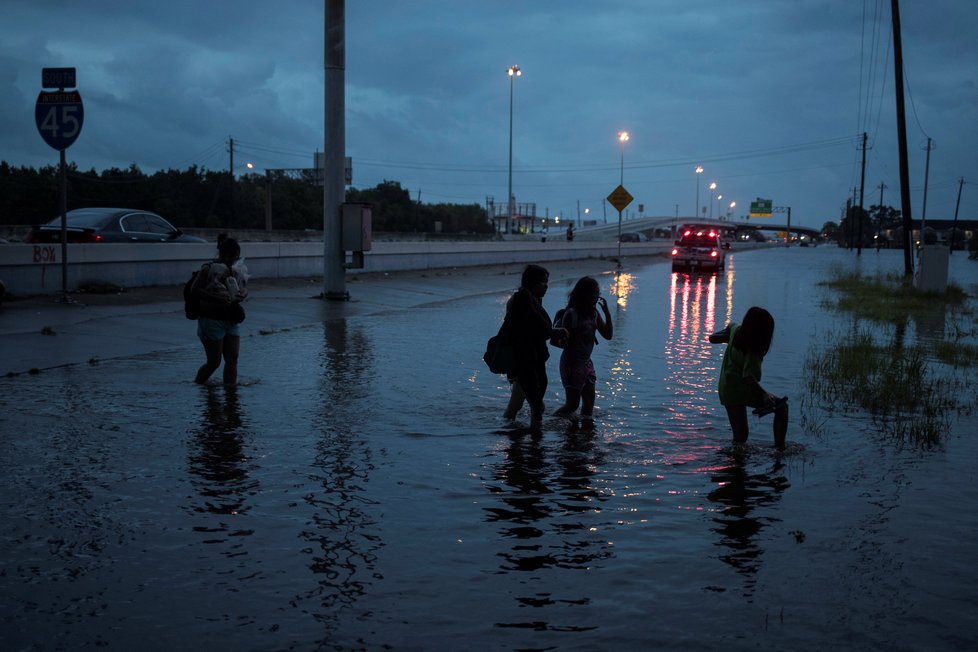 Americký Texas postihly mohutné záplavy kvůli tropické bouři Harvey.