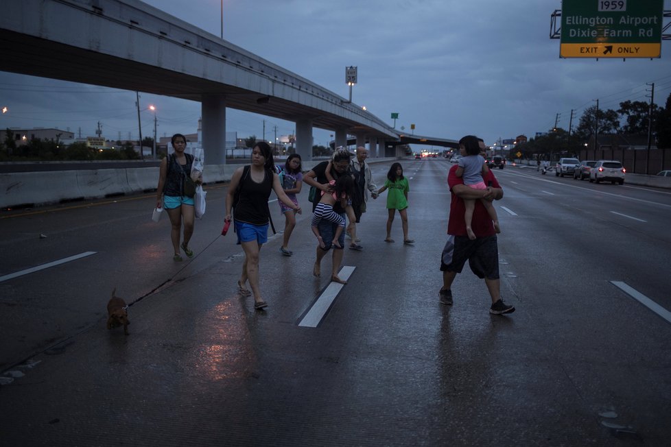 Úřady v Houstonu v Texasu přijaly přes 6000 tísňových volání a před hurikánem zachránily již přes 1000 lidí