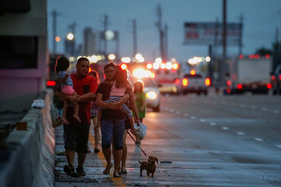 Úřady v Houstonu v Texasu přijaly přes 6 000 tísňových volání a před hurikánem zachránily již přes 1000 lidí.