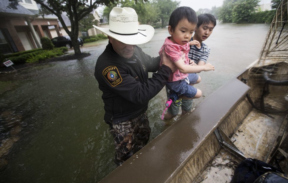 Úřady v Houstonu v Texasu přijaly přes 6000 tísňových volání a před hurikánem zachránily již přes 1000 lidí.