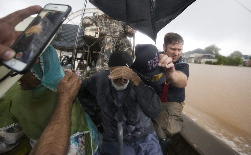 Americký Texas postihly mohutné záplavy kvůli tropické bouři Harvey.