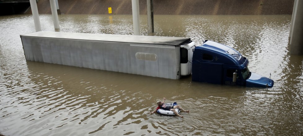 Americký Texas postihly mohutné záplavy kvůli tropické bouři Harvey.