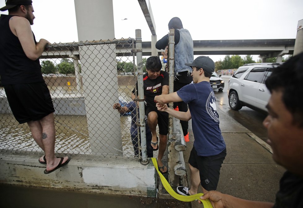 Úřady v Houstonu v Texasu přijaly přes 6000 tísňových volání a před hurikánem zachránily již přes 1000 lidí