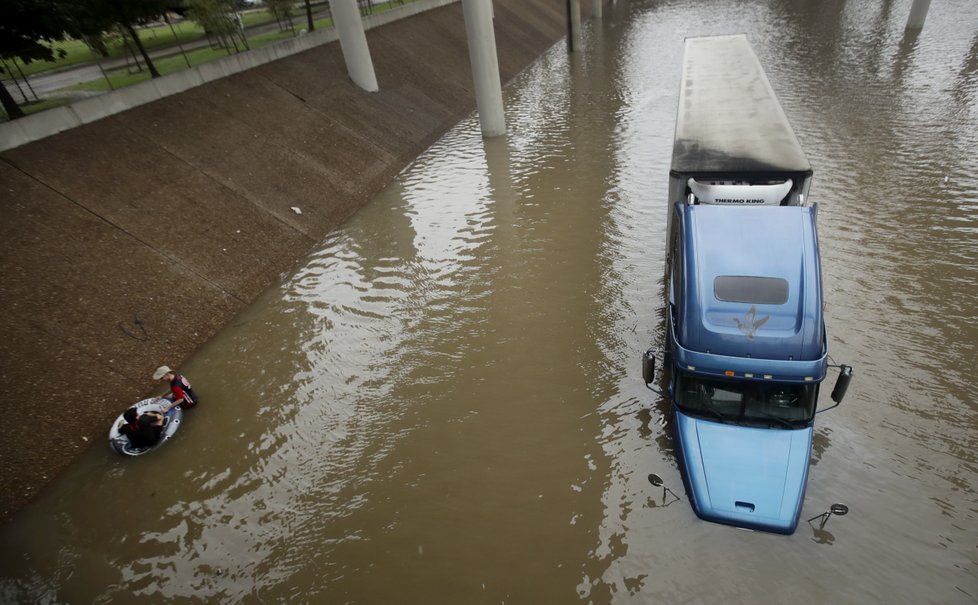 Úřady v Houstonu v Texasu přijaly přes 6 000 tísňových volání a před hurikánem zachránily již přes 1000 lidí.