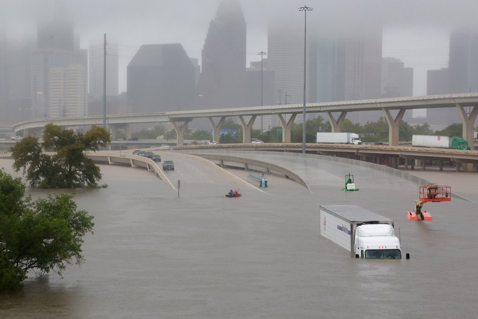 Úřady v Houstonu v Texasu přijaly přes 6000 tísňových volání a před hurikánem zachránily již přes 1000 lidí