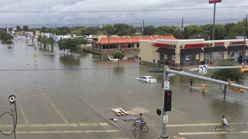 Americký stát Texas sužuje hurikán Harvey.