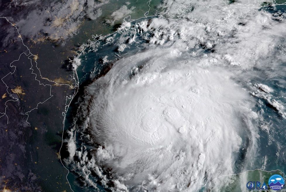 Texas se připravuje na nejničivější hurikán za posledních 10 let. Harvey může být podle předpovědí životu nebezpečný. Lidé si nakupují zásoby jídla, zabezpečují domy i lodě, kdo může, odjíždí.