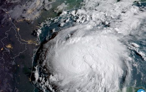 Texas se připravuje na nejničivější hurikán za posledních 10 let. Harvey může být podle předpovědí životu nebezpečný. Lidé si nakupují zásoby jídla, zabezpečují domy i lodě, kdo může odjíždí 