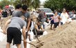 Texas se připravuje na nejničivější hurikán za posledních 10 let. Harvey může být podle předpovědí životu nebezpečný. Lidé si nakupují zásoby jídla, zabezpečují domy i lodě, kdo může odjíždí