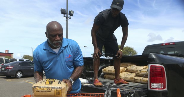 Texas se připravuje na nejničivější hurikán za posledních 10 let. Harvey může být podle předpovědí životu nebezpečný. Lidé si nakupují zásoby jídla, zabezpečují domy i lodě, kdo může, odjíždí.