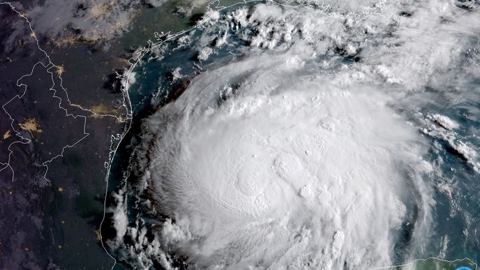 Texas se připravuje na nejničivější hurikán za posledních 10 let. Harvey může být podle předpovědí životu nebezpečný. Lidé si nakupují zásoby jídla, zabezpečují domy i lodě, kdo může odjíždí