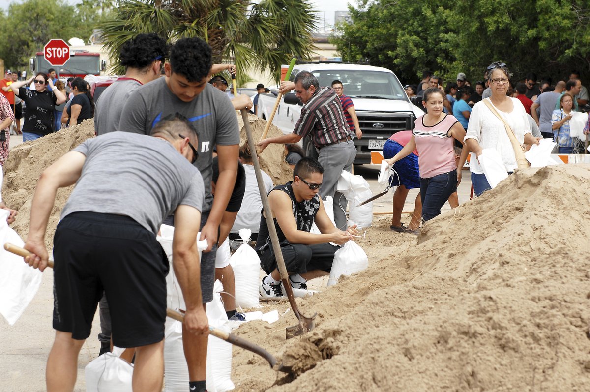 Texas se připravuje na nejničivější hurikán za posledních 10 let. Harvey může být podle předpovědí životu nebezpečný. Lidé si nakupují zásoby jídla, zabezpečují domy i lodě, kdo může odjíždí