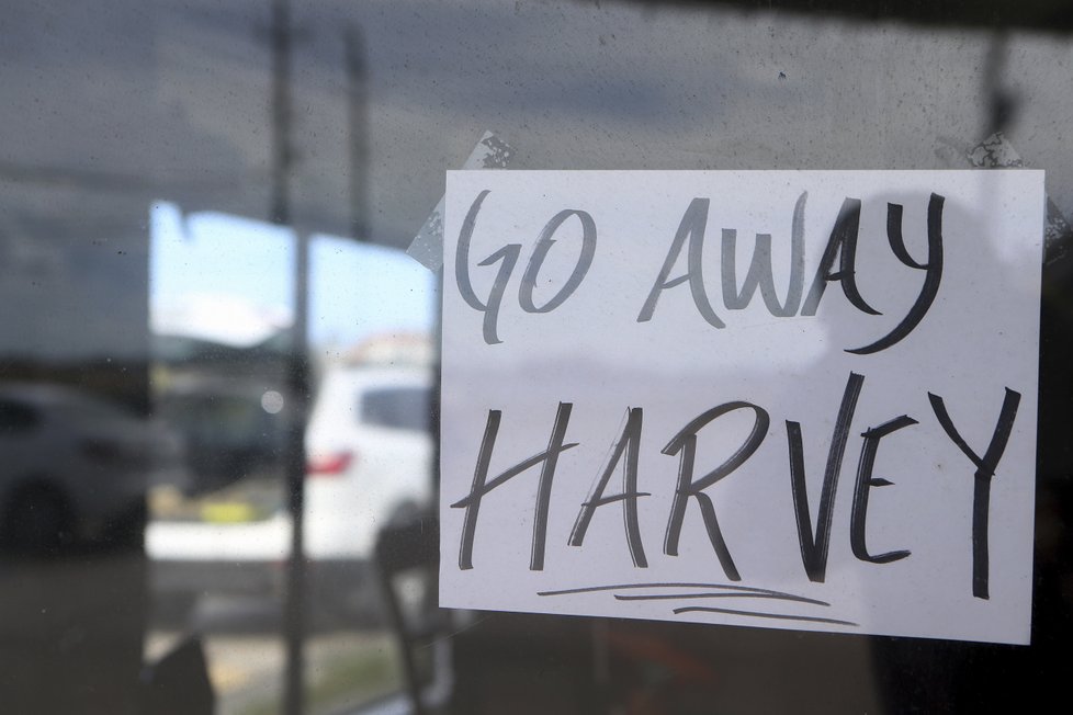 Texas se připravuje na nejničivější hurikán za posledních 10 let. Harvey může být podle předpovědí životu nebezpečný. Lidé si nakupují zásoby jídla, zabezpečují domy i lodě, kdo může, odjíždí.