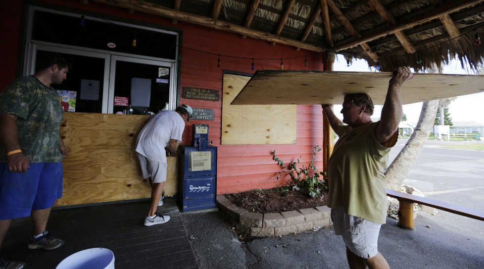 Texas se připravuje na nejničivější hurikán za posledních 10 let. Harvey může být podle předpovědí životu nebezpečný. Lidé si nakupují zásoby jídla, zabezpečují domy i lodě, kdo může, odjíždí.