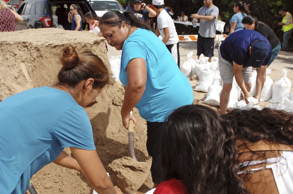 Texas se připravuje na nejničivější hurikán za posledních 10 let. Harvey může být podle předpovědí životu nebezpečný. Lidé si nakupují zásoby jídla, zabezpečují domy i lodě, kdo může, odjíždí.