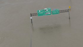 Americký Texas postihly mohutné záplavy kvůli tropické bouři Harvey