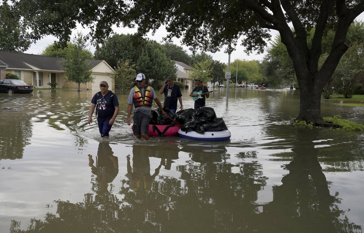 Na americký Texas udeřil Harvey. Z hurikánu se postupně stala tropická bouře doprovázená záplavami