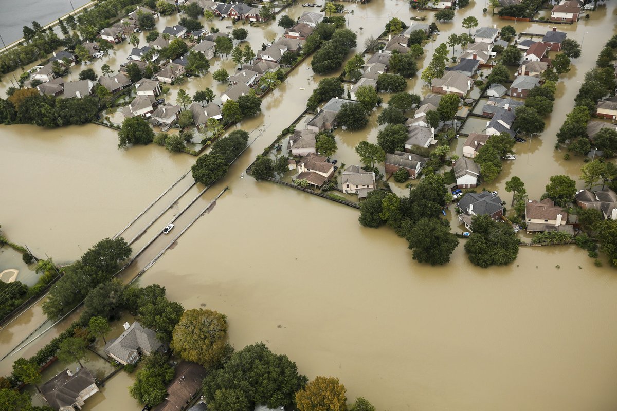 Na americký Texas udeřil Harvey. Z hurikánu se postupně stala tropická bouře doprovázená záplavami