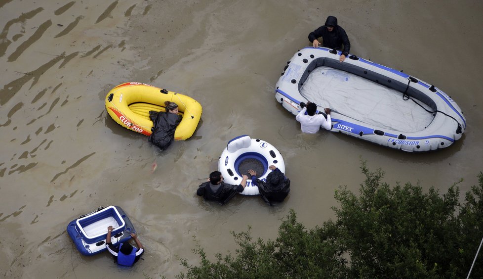 Americký Texas postihly mohutné záplavy kvůli tropické bouři Harvey.