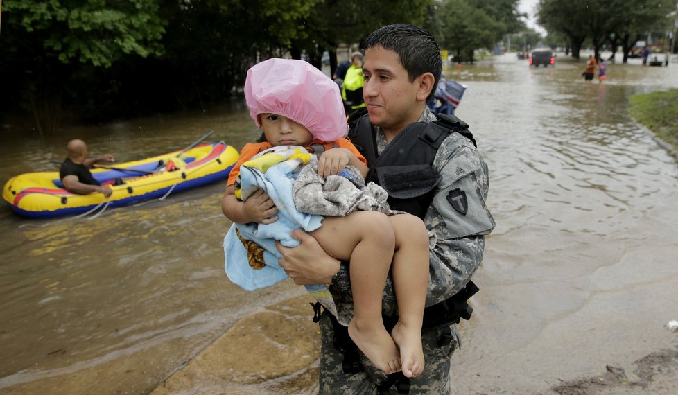 Americký Texas postihly mohutné záplavy kvůli tropické bouři Harvey.