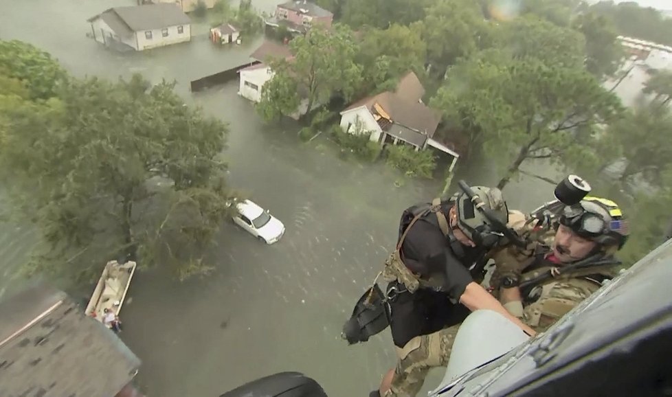 Na americký Texas udeřil Harvey. Z hurikánu se postupně stala tropická bouře doprovázená záplavami.