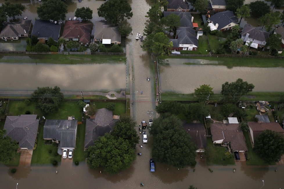 Škody po hurikánu Harvey mohou podle guvernéra státu Texas dosáhnout až 180 miliard dolarů (3,9 bilionu Kč).