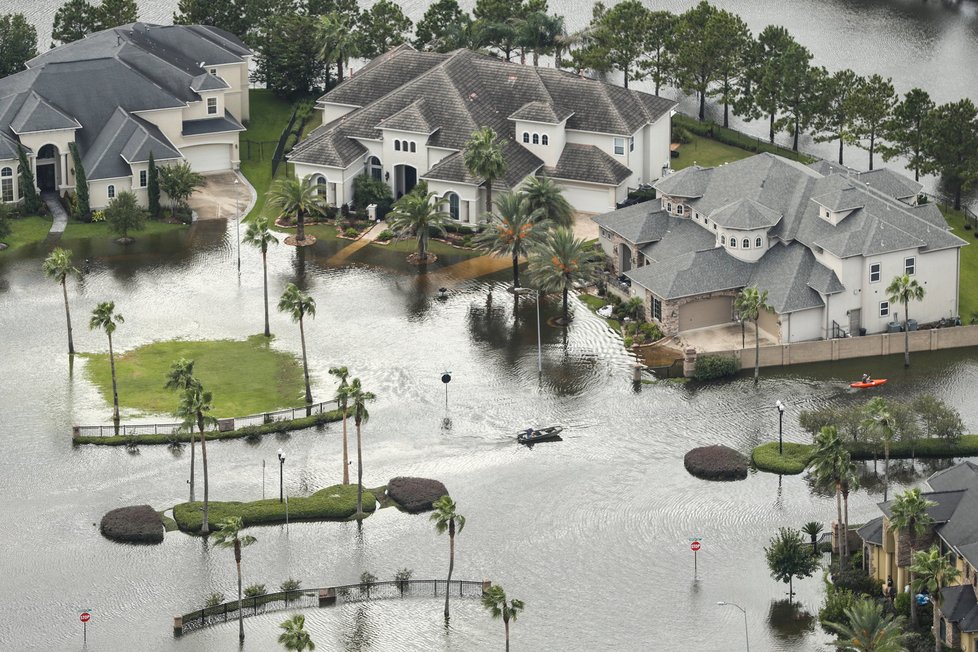 Na americký Texas udeřil Harvey. Z hurikánu se postupně stala tropická bouře doprovázená záplavami.