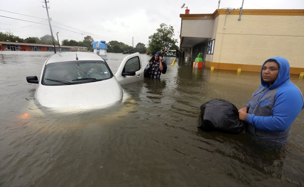 V USA během tropické bouře Harvey zahynulo několik lidí. Údajně i šestičlenná rodina v dodávce