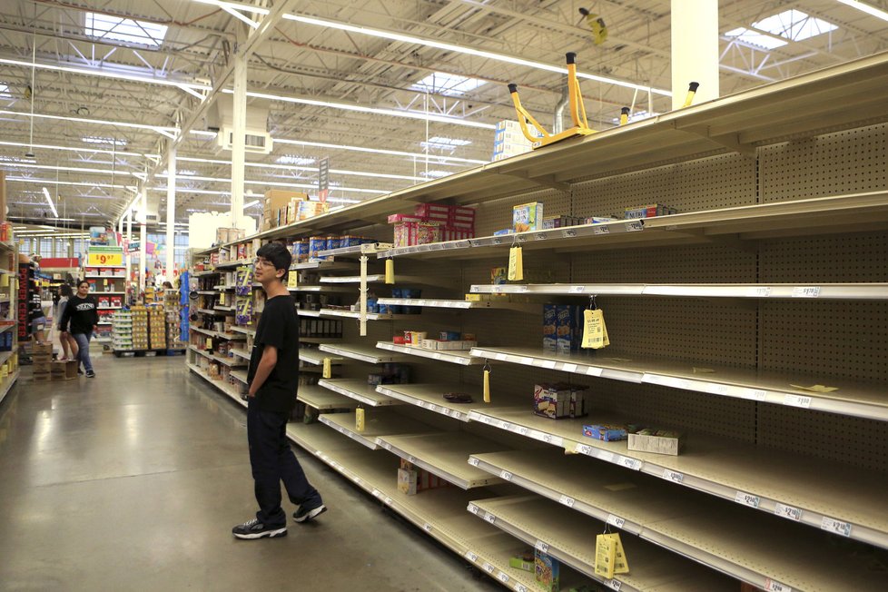 Evakuace a vybrakované obchody: Texas čelí hurikánu Harvey.