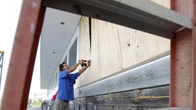 Lidé připravují domy na příchod ničivé Irene