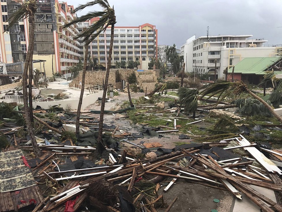 Strašákem Spojených států i Karibiku byl v první polovině září hurikán Irma – jeden z největších v historii. Úřady kvůli němu evakuovaly přes 7 milionů lidí a vyžádal si více jak 100 obětí. Odnášel stromy, střechy i lodě a dosahoval rychlosti až 302 kilometrů za hodinu. S jeho důsledky se hlavně malé karibské ostrovy, z nichž některé záhy postihl i hurikán Maria, budou vyrovnávat roky.