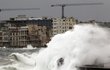 Hurikán Irma se přes Karibik a Kubu dostal na pobřeží Floridy.