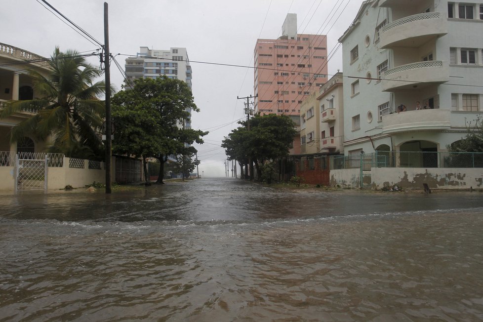 Hurikán Irma se přes Karibik a Kubu dostal na pobřeží Floridy.