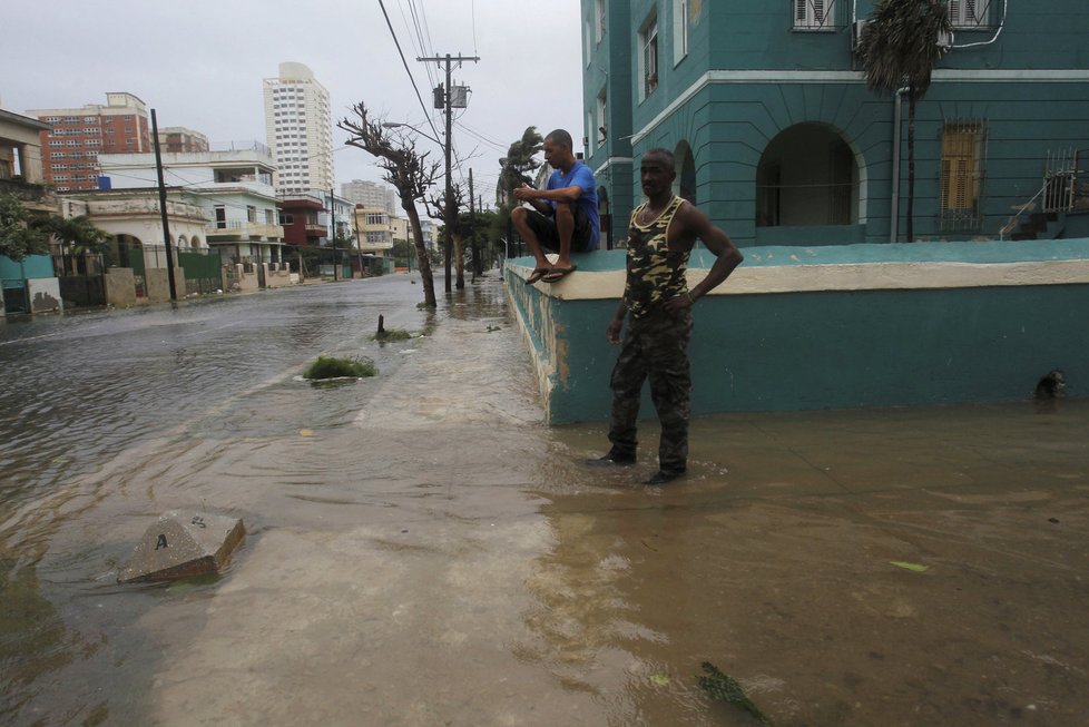 Hurikán Irma se přes Karibik a Kubu dostal na pobřeží Floridy.