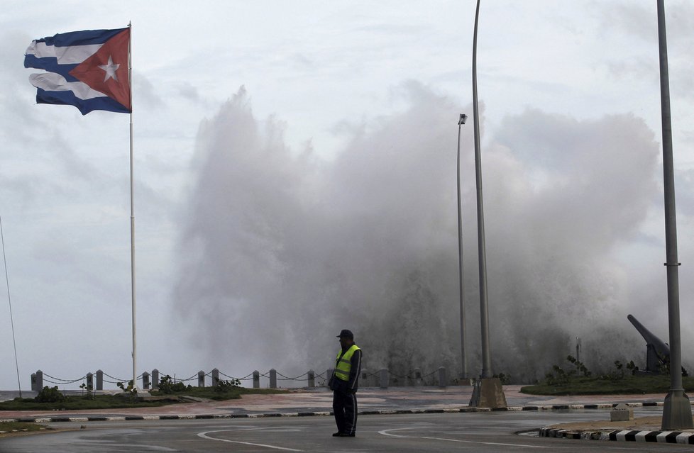 Hurikán Irma se přes Karibik a Kubu dostal na pobřeží Floridy.