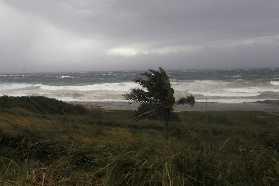 Hurikán Irma se přes Karibik a Kubu dostal na pobřeží Floridy.