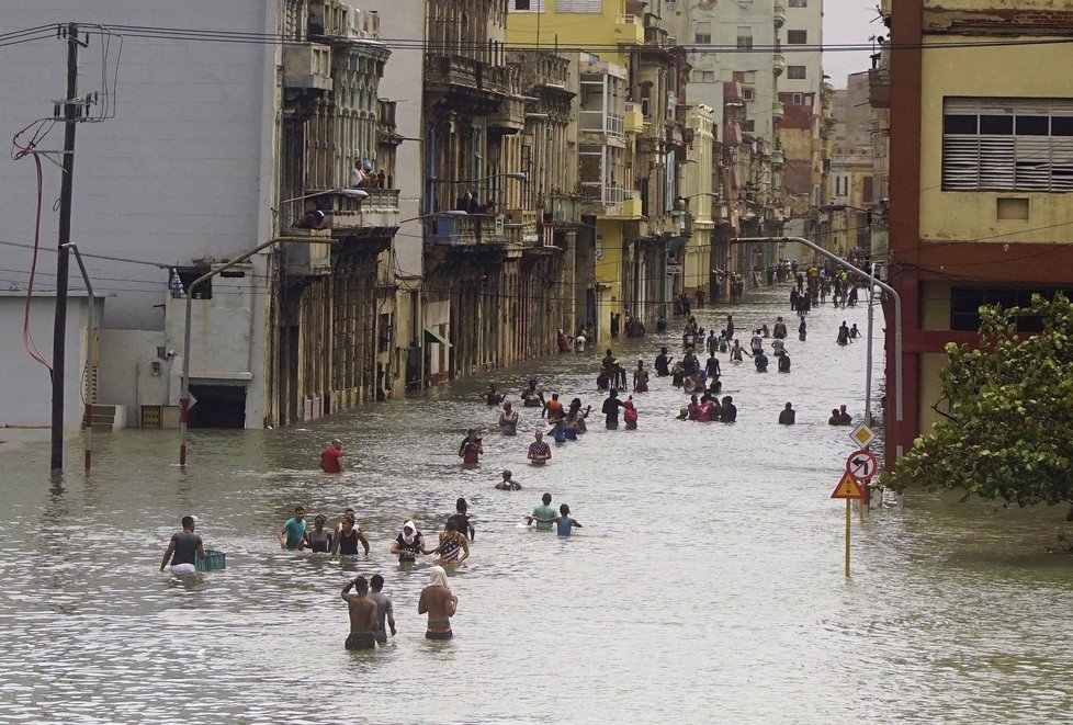 Takhle to vypadalo během řádění hurikánu Irma na Kubě v ulicích Havany.