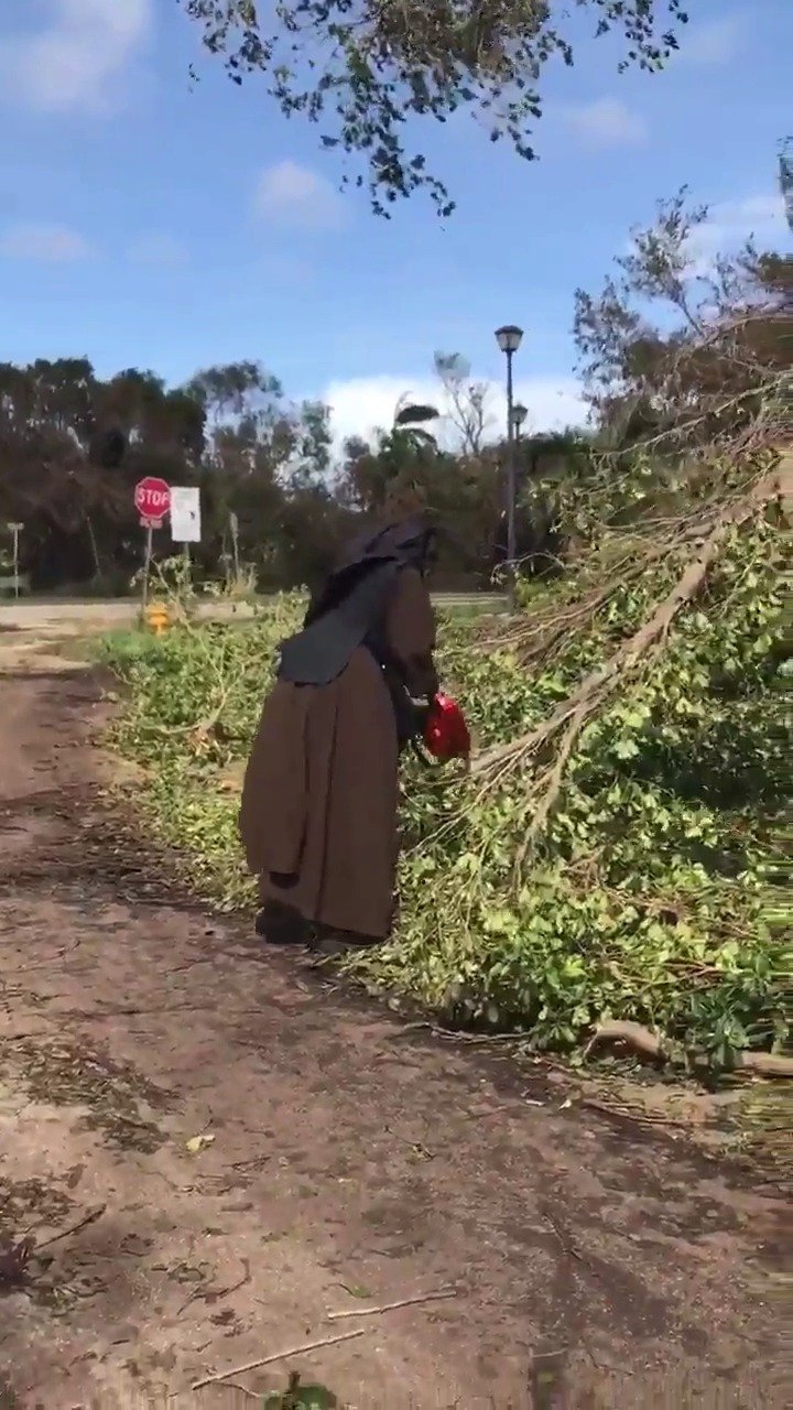 Jeptiška s motorovou pilou odklízela následky hurikánu Irma ve floridském Miami-Dade.