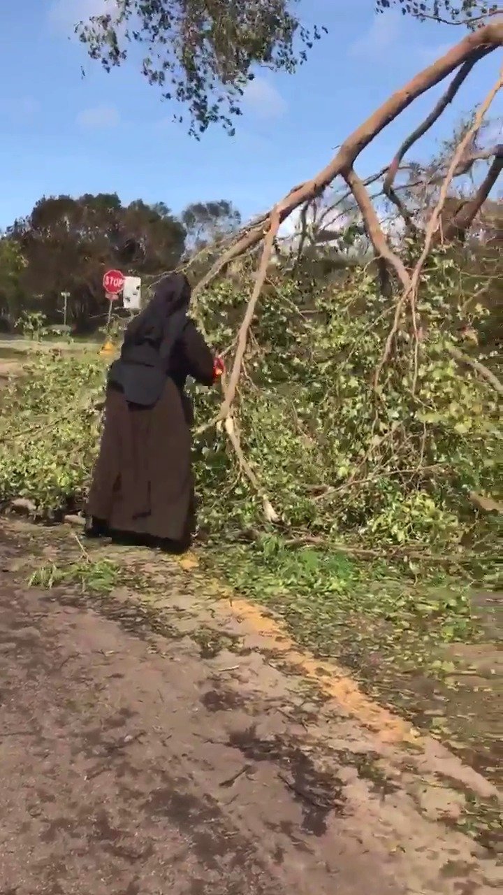 Jeptiška s motorovou pilou odklízela následky hurikánu Irma ve floridském Miami-Dade.