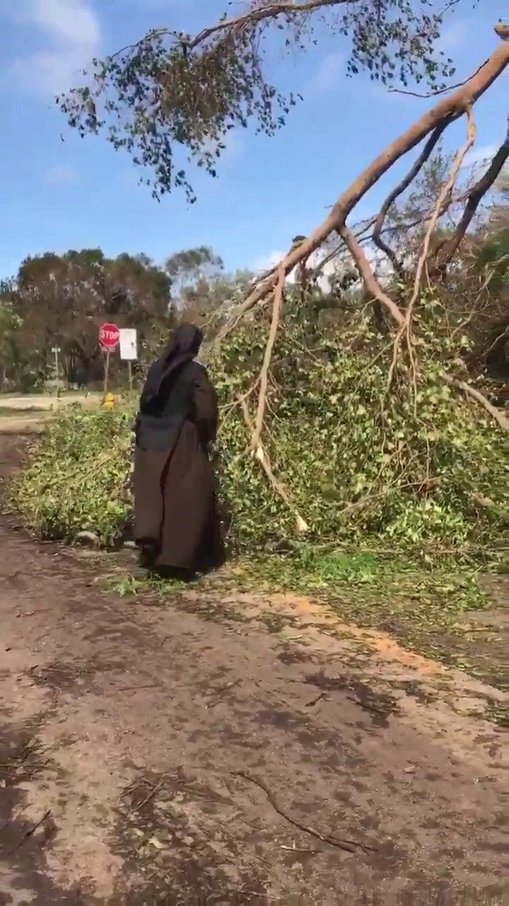 Jeptiška s motorovou pilou odklízela následky hurikánu Irma ve floridském Miami-Dade.