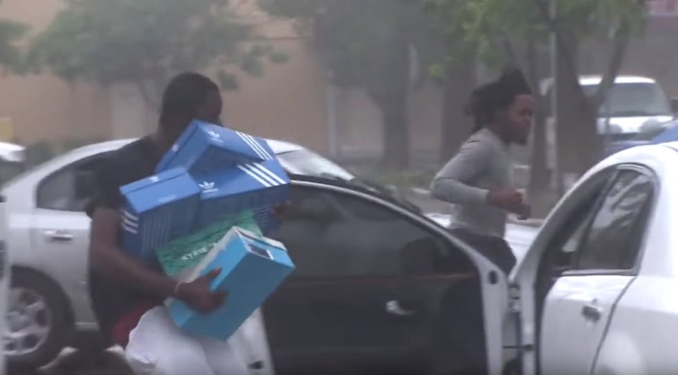 V Karibiku po hurikánu Irma dochází k masovému rabování. Musela být povolána policie i armáda.