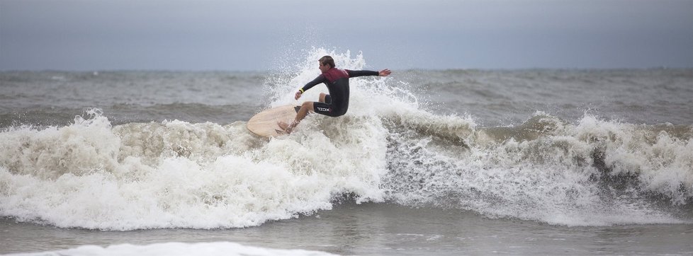 Surfař v Jižní Karolíně si užívá vln, které přinesl hurikán Joaquin.