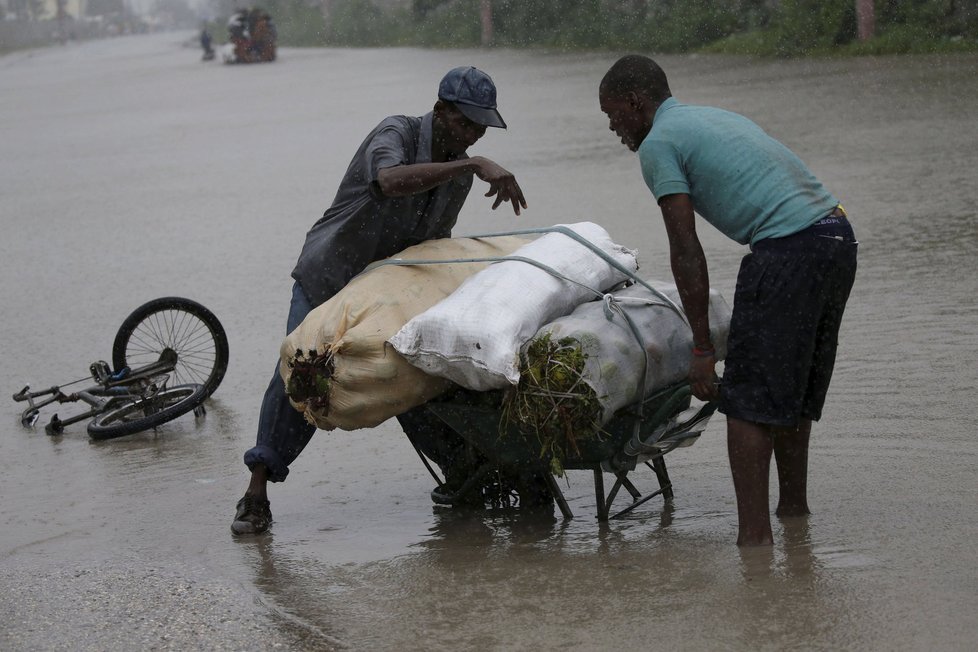 Lidé na Kubě a v Dominikánské republice čelí hurikánu Matthew, opatření už chystají na Floridě nebo v Severní a Jižní Karolíně.